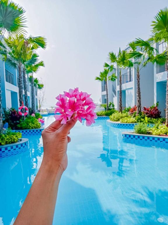 Bazén v ubytování HATCHAO HERITAGE BEACH FRONT RESORT nebo v jeho okolí