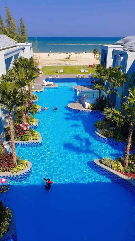 Bazén v ubytování HATCHAO HERITAGE BEACH FRONT RESORT nebo v jeho okolí