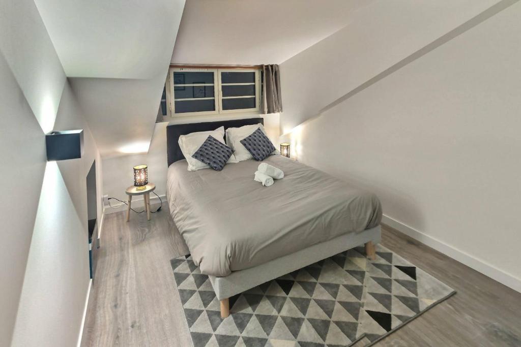 ein Schlafzimmer mit einem Bett, auf dem ein Hund liegt in der Unterkunft Superbe, T2 élégant, Neuf, Parking in Gerde