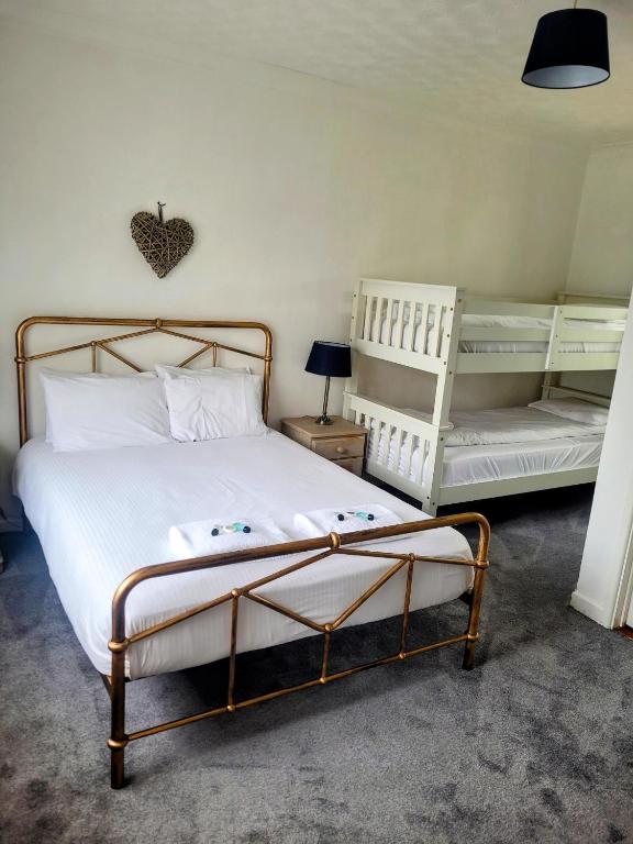 Postel nebo postele na pokoji v ubytování Wheal Tor Hotel & Glamping