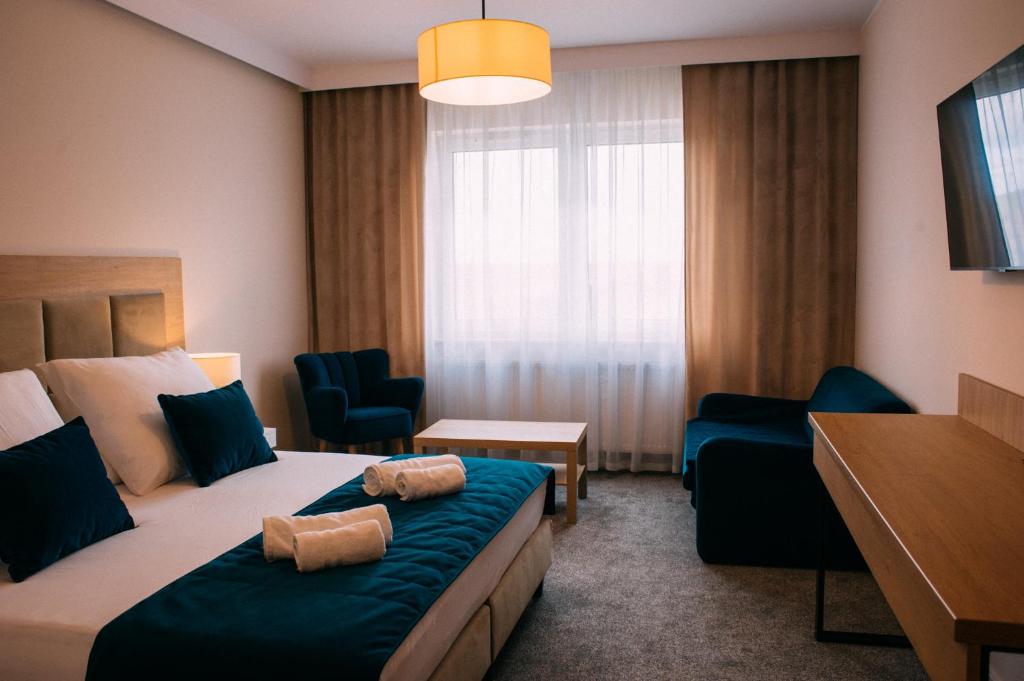 Pokój hotelowy z łóżkiem i krzesłem w obiekcie Jesionowa Noclegi w mieście Topólka