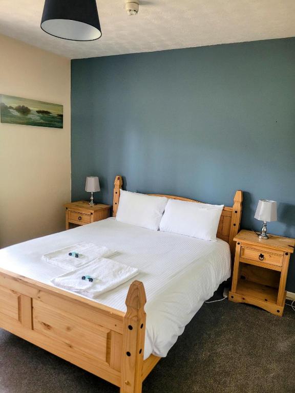 Postel nebo postele na pokoji v ubytování Wheal Tor Hotel & Glamping
