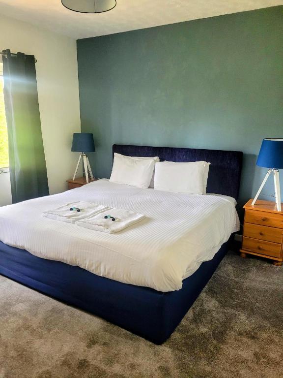 Postel nebo postele na pokoji v ubytování Wheal Tor Hotel & Glamping