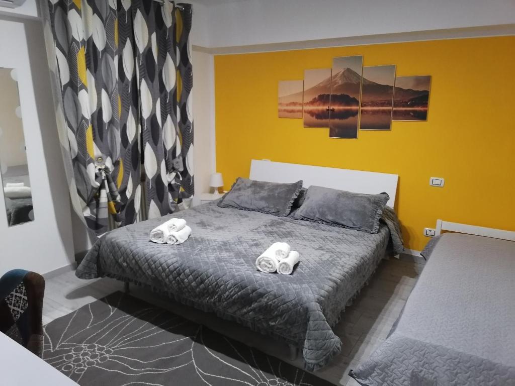 sypialnia z łóżkiem z 2 głośnikami w obiekcie Casa Mia w Weronie