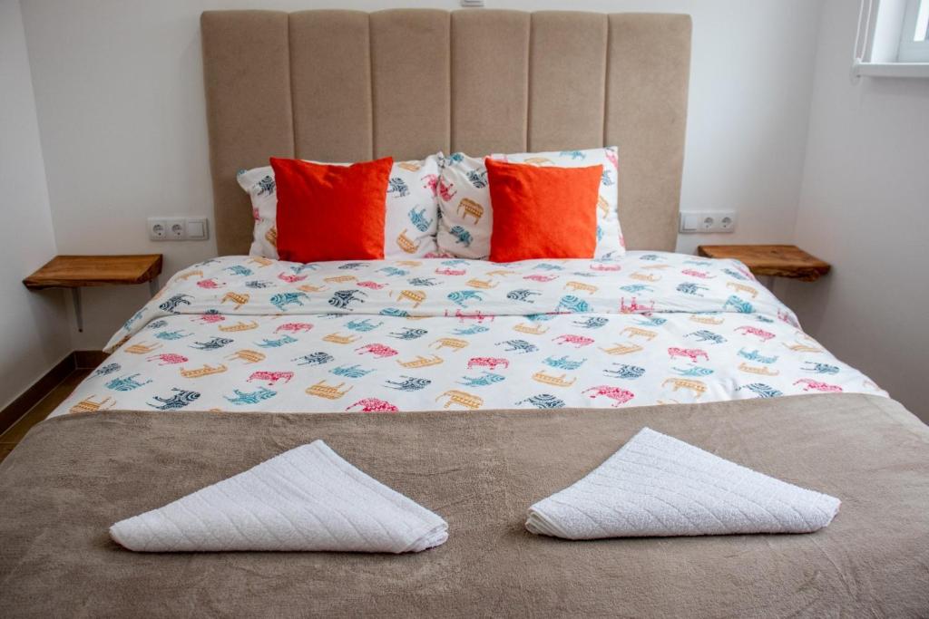 Una cama con dos almohadas encima. en Ravne Energy Apartments, en Visoko