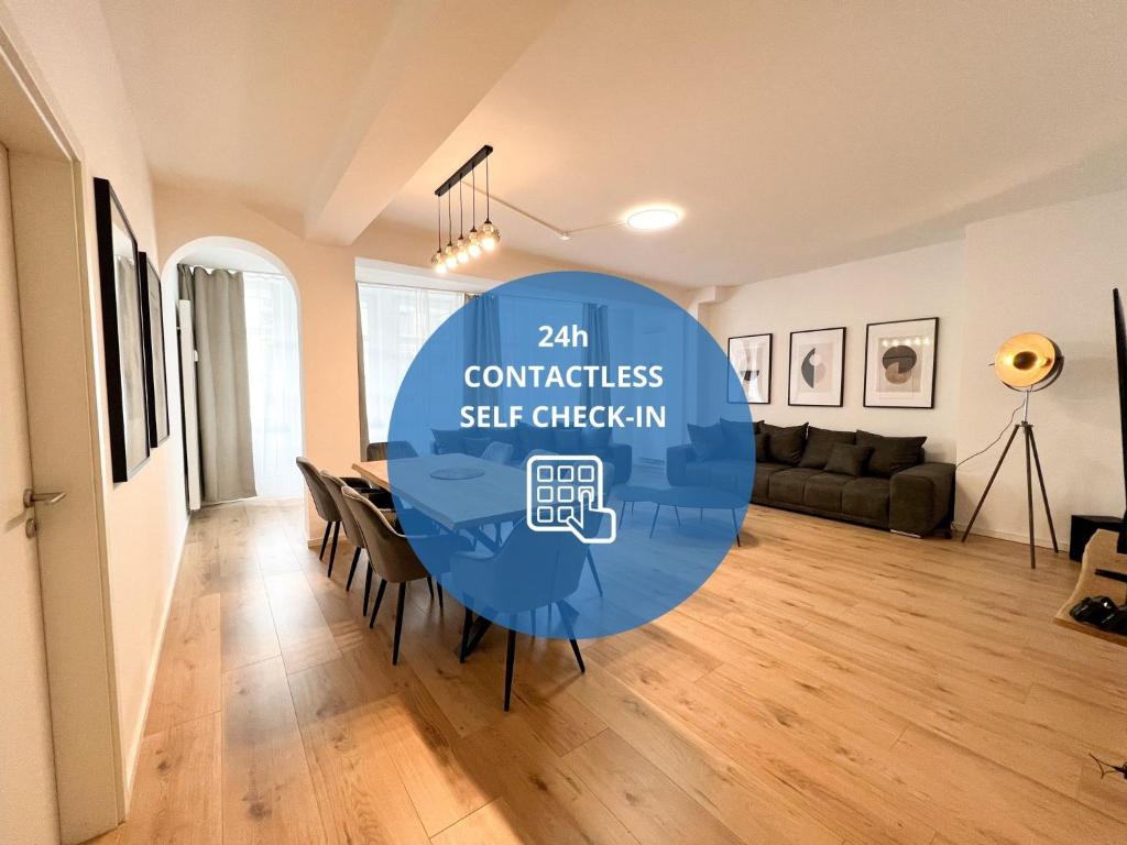 una habitación con una mesa con un cartel que indica que el condominio de readsann realiza el registro de entrada automático en Centerapartments Premium DeLuxe en Düsseldorf