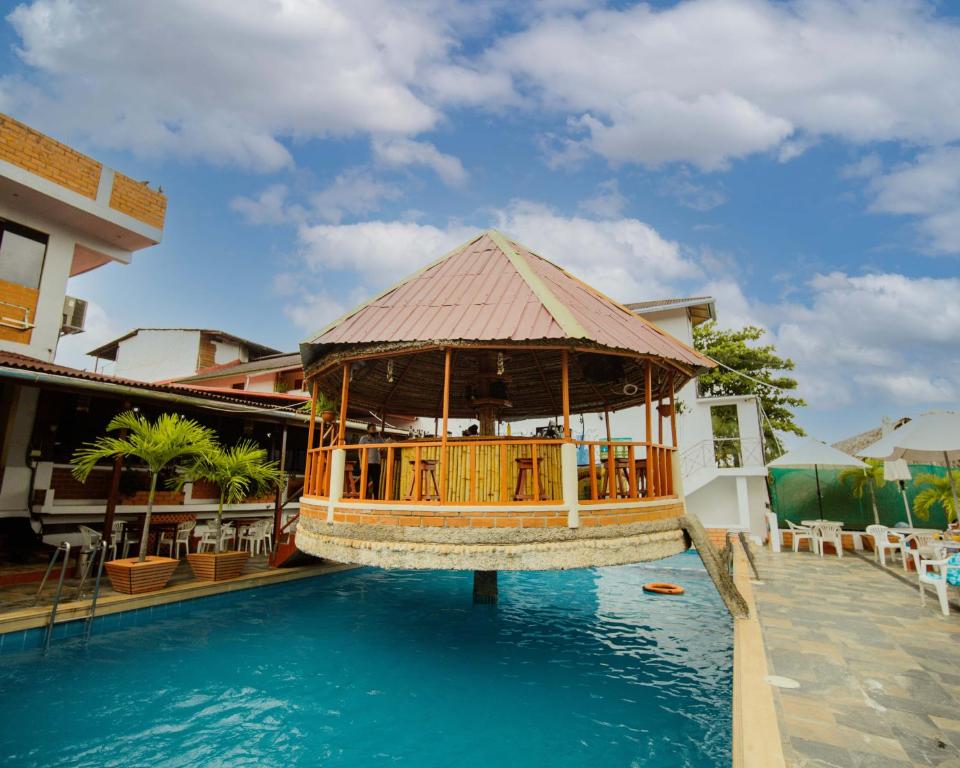 ein Resort mit einem Pool mit einem Pavillon im Wasser in der Unterkunft Los Gavilanes Hotel in Pucallpa