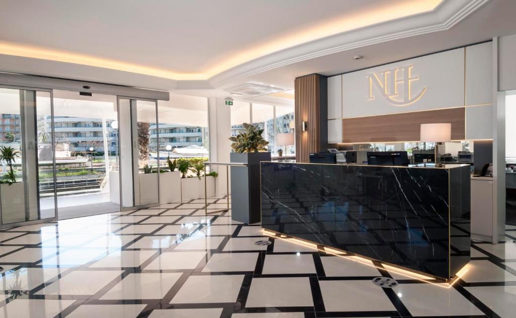 un hall d'un hôtel avec une réception dans l'établissement Hotel Alexander, à Cattolica