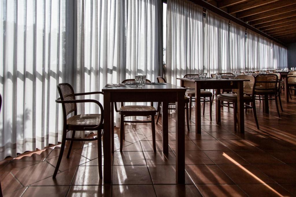 A restaurant or other place to eat at Hotel Villa Paradiso