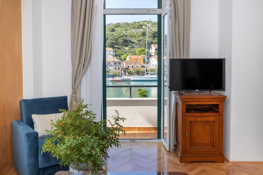 TV a/nebo společenská místnost v ubytování Heritage Hotel Tisno