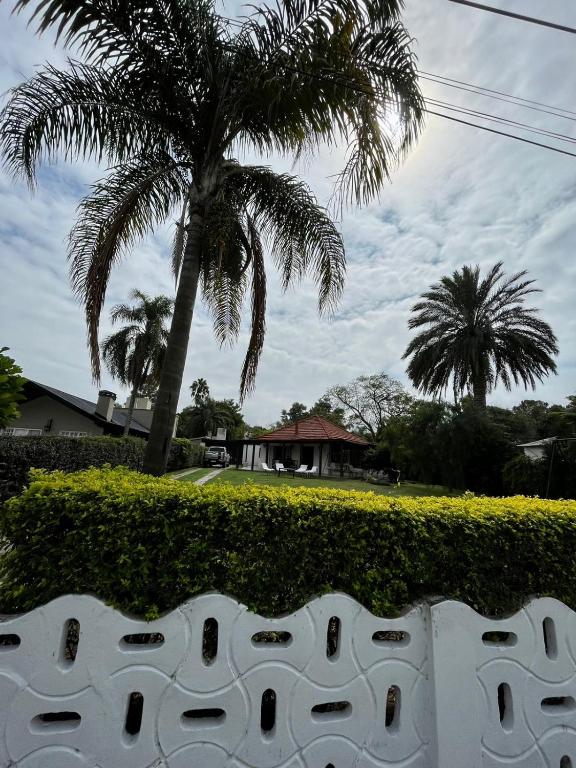 特爾馬斯德里奧翁多的住宿－Termas de Río Hondo Casona Laconte，白色的围栏,背后是棕榈树