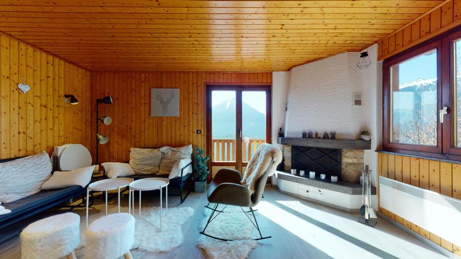 的住宿－Charming chalet with a splendid view of the Valais mountains，客厅配有沙发和桌椅