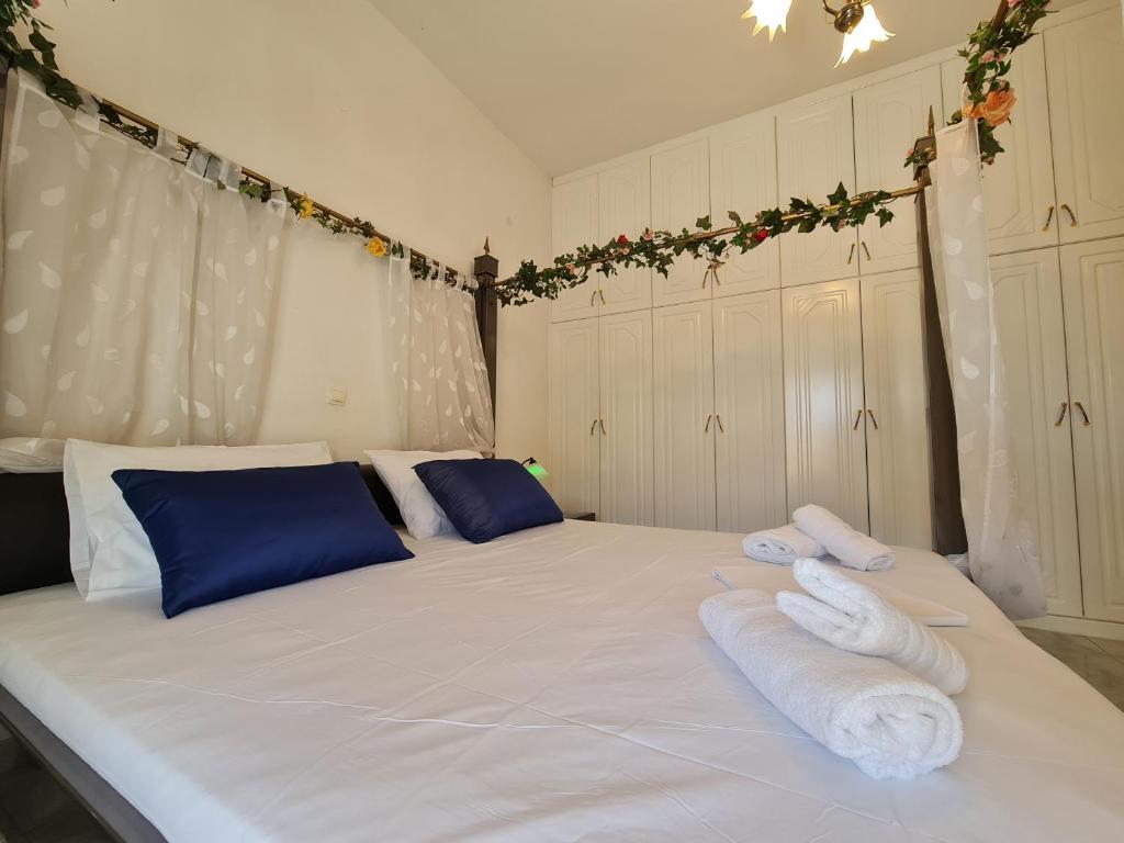 Postel nebo postele na pokoji v ubytování Myrtia Guest House