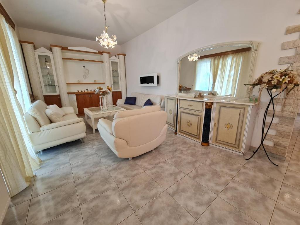 TV a/nebo společenská místnost v ubytování Myrtia Guest House