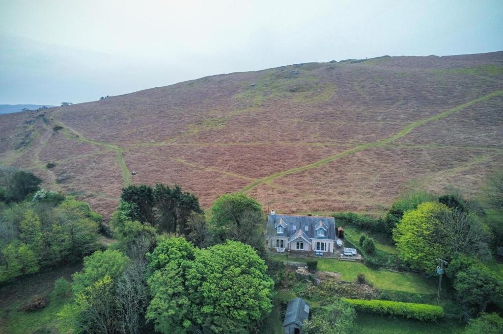 Vue aérienne d'une maison sur une colline dans l'établissement Highfield - 3 Bedroom Holiday Home - Llanmadoc, à Llanmadoc