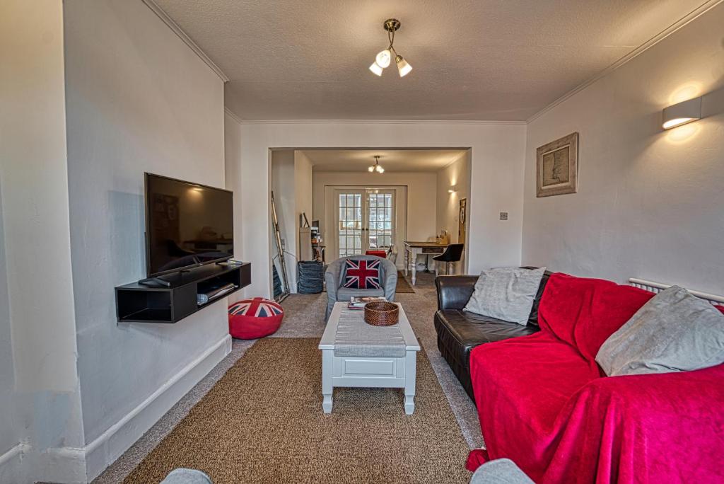 ein Wohnzimmer mit einem Sofa und einem Tisch in der Unterkunft Guest Homes - Severn Swans House in Worcester