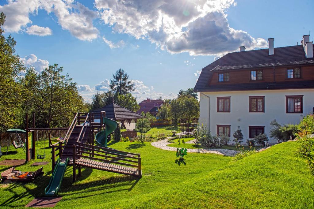 Vonkajšia záhrada v ubytovaní Hotel Kazimierzówka