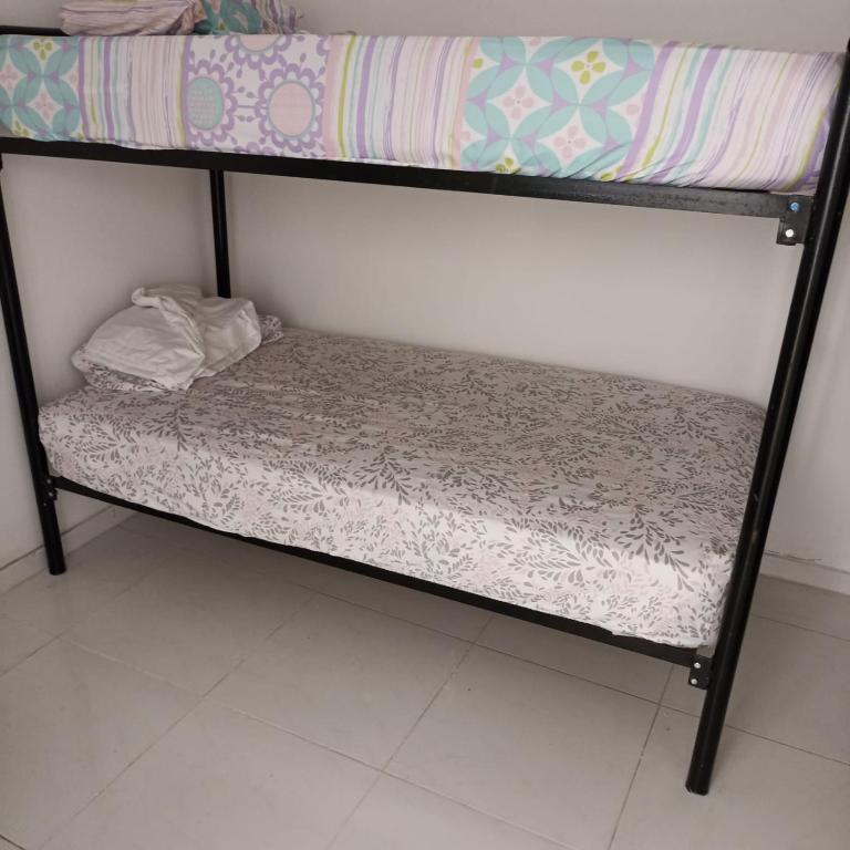 Voodi või voodid majutusasutuse HOSTAL KENNDY toas