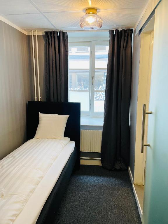 Postel nebo postele na pokoji v ubytování Birka Hotel