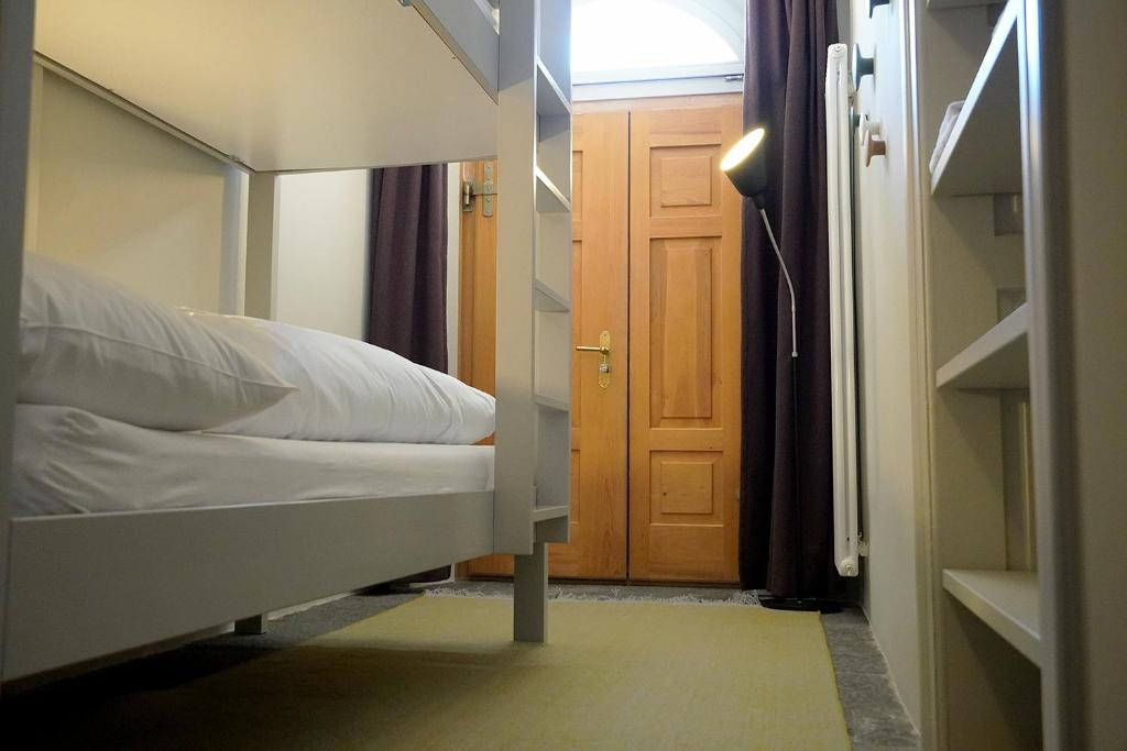 Postel nebo postele na pokoji v ubytování Chasa Fent, Sent Scuol im Engadin