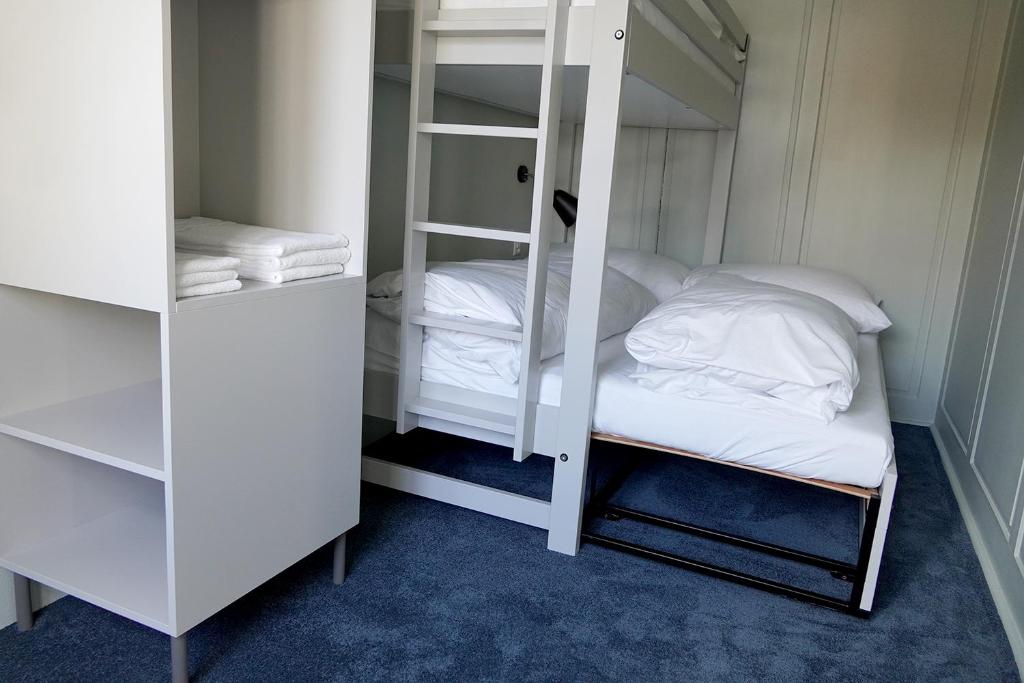 Postel nebo postele na pokoji v ubytování Chasa Fent, Sent Scuol im Engadin