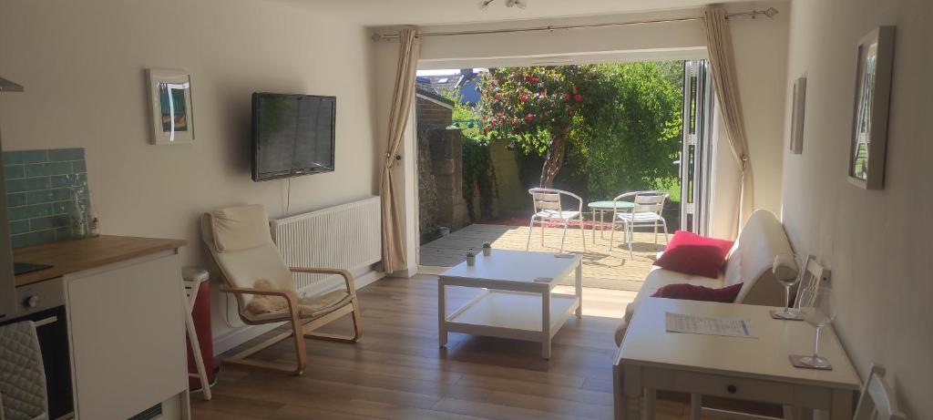 Adorable One-Bedroom Flat With Patio Garden. - One-Bedroom Apartment
