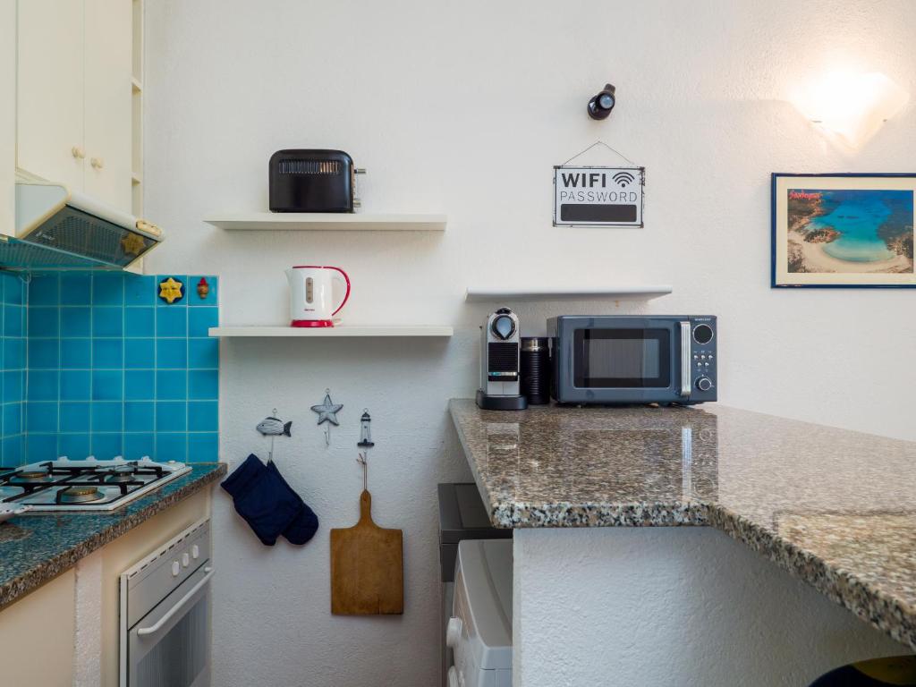 A kitchen or kitchenette at Laura's Terrace - Klodge