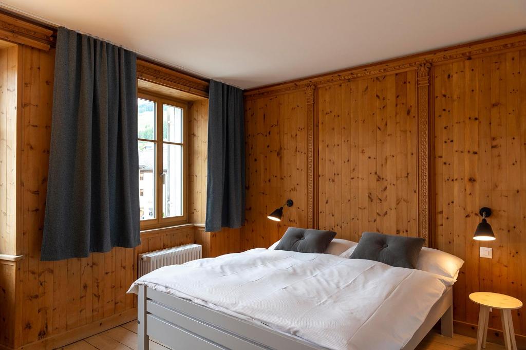 Postel nebo postele na pokoji v ubytování Chasa Fent, Sent Scuol im Engadin