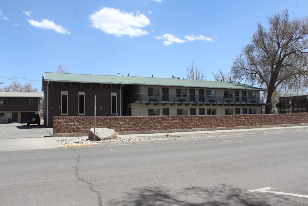 un bâtiment situé sur le côté d'une rue dans l'établissement Bell & Main Alamosa Studio Suite-Walking distance to downtown, à Alamosa