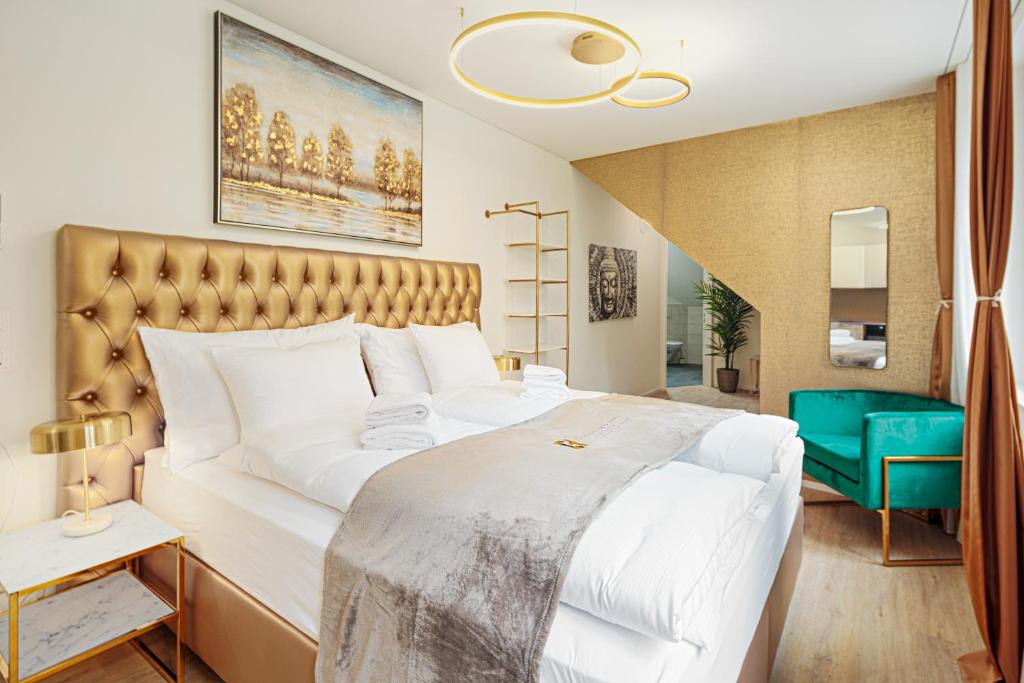 EH Apartments Merkur في سانت غالن: غرفة نوم بسرير ابيض كبير وكرسي ازرق