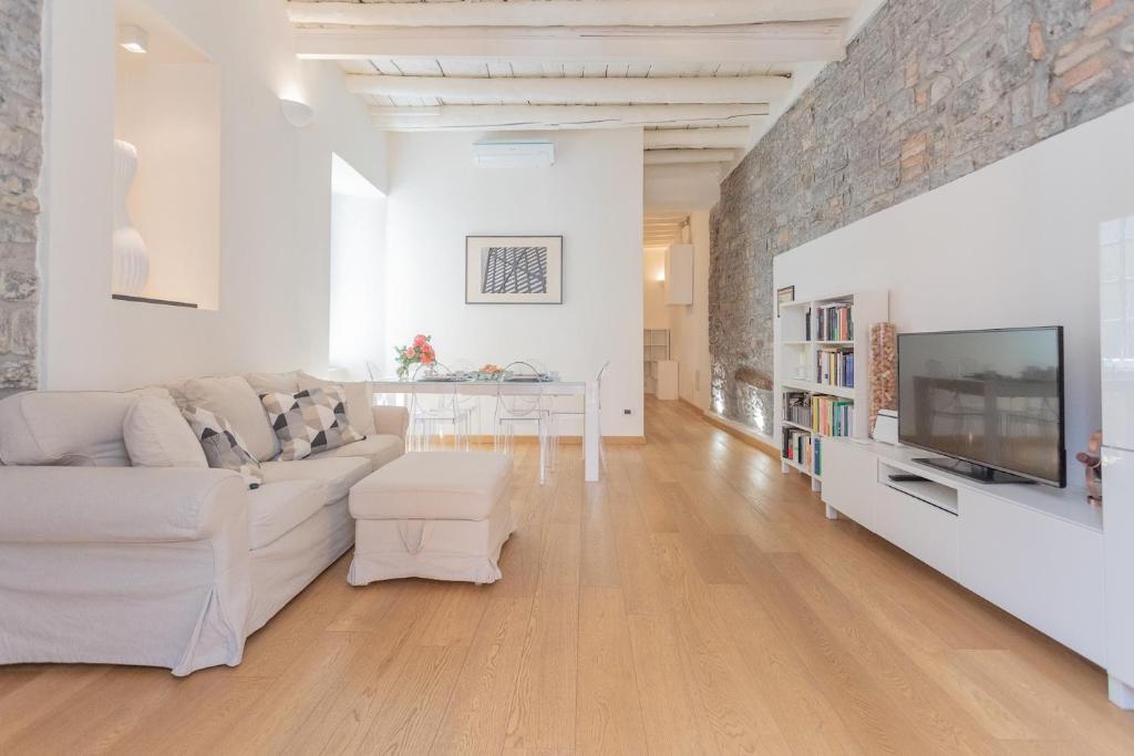 Televízia a/alebo spoločenská miestnosť v ubytovaní Wine Not Apartment in Como City Centre