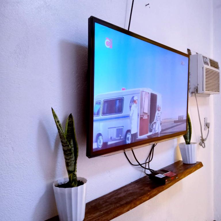 TV a/nebo společenská místnost v ubytování Baywalk Suites Batangas