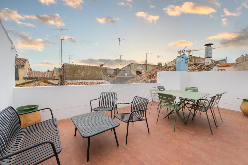 a patio with a table and chairs on a roof at AS21778- Magnifique P3 avec terrasse au cœur du Centre ville dans une maison de caractère in Le Grau-du-Roi