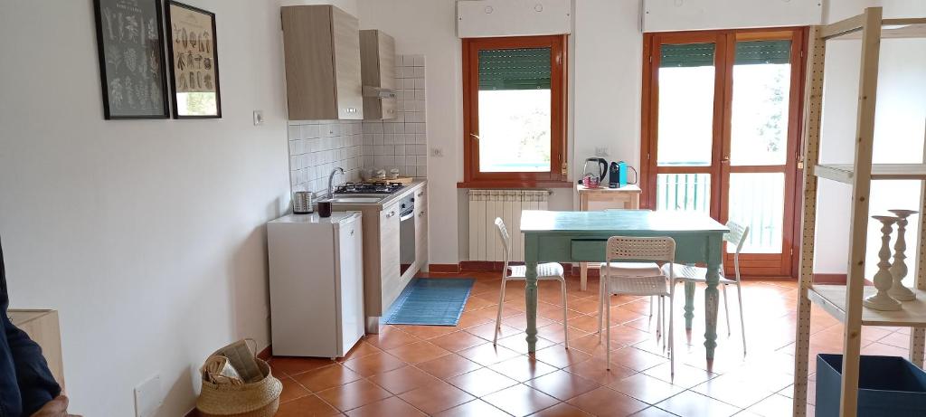 eine Küche mit einem weißen Kühlschrank und einem Tisch in der Unterkunft EasyHouse in Fiuggi
