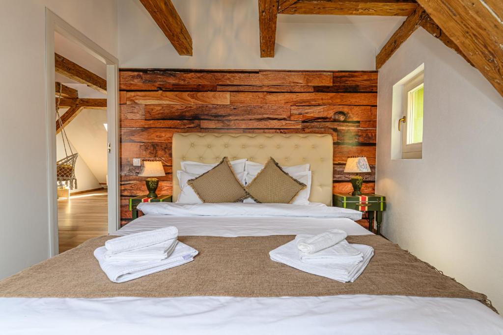 Historical GuestHouse - Three-Bedroom Apartment