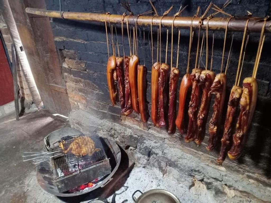 een hoop worstjes hangend aan een grill bij Hoàng Công Bản Giốc Homestay in Cao Bằng
