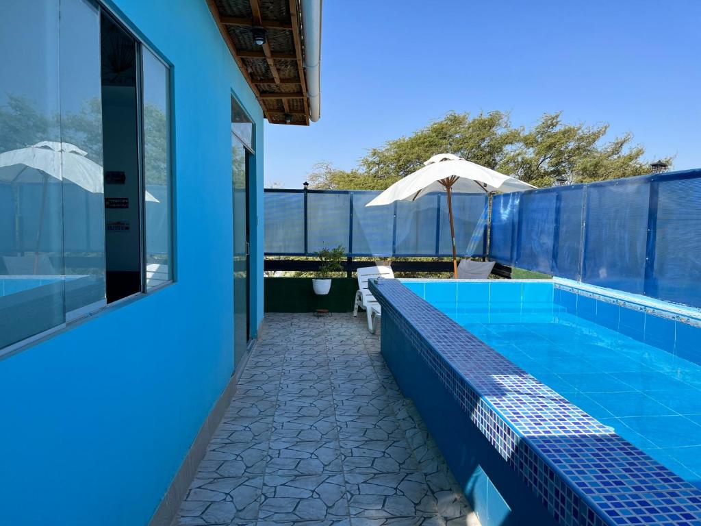 a swimming pool in the middle of a house at Hermoso mini departamento c/ entrada independiente in Piura