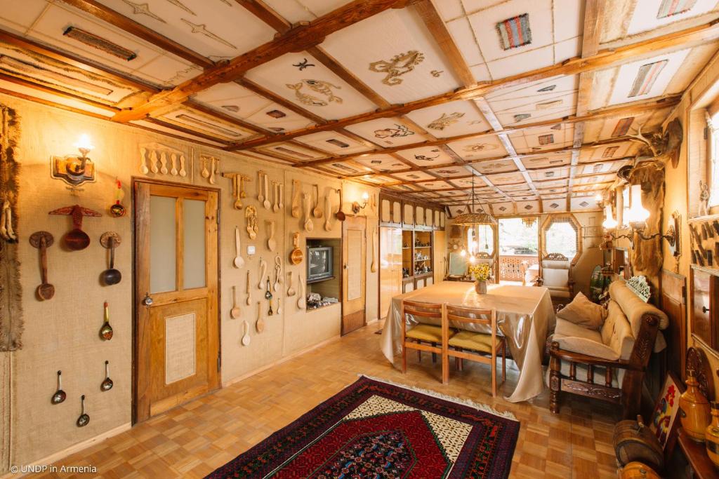 Habitación con mesa y utensilios en la pared en ARTSIV Guesthouse, en Dilijan