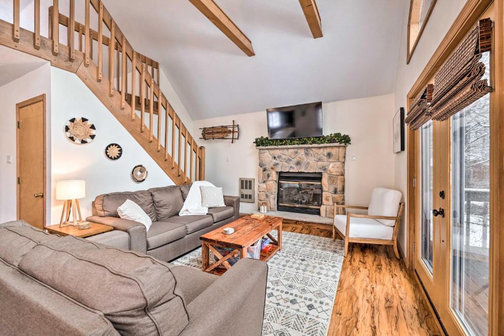 Χώρος καθιστικού στο Walk to Arrowhead Lake Cabin with Private Hot Tub!