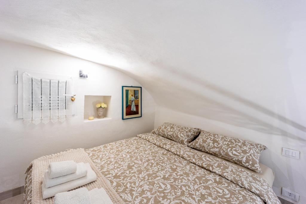 A bed or beds in a room at Casinò e Ariston Theatre studio apartment