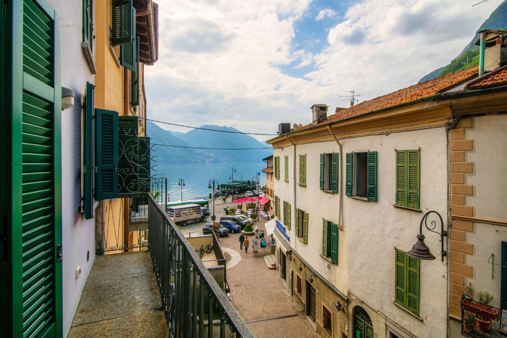 una vista desde un callejón entre edificios en Vicolo Dei Pescatori - by MyHomeInComo, en Argegno