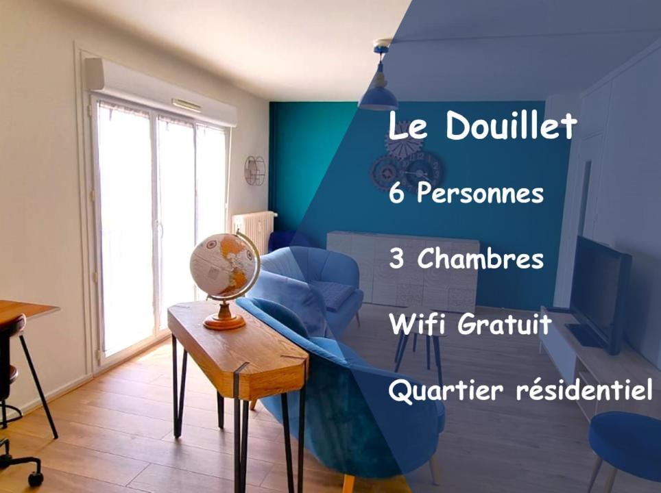 Crouy的住宿－Le Douillet par Picardie Homes，一间设有蓝色墙壁和一张桌子的房间