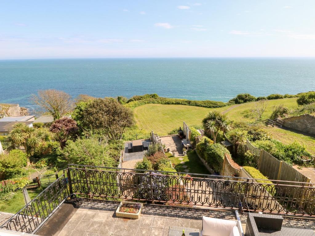 uma vista para o oceano a partir da varanda de uma casa em Seaview House em Ventnor