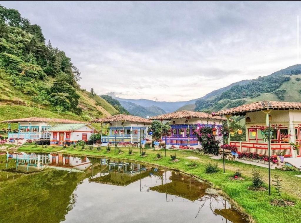 哈爾丁的住宿－Hotel Lago Valdivia，山 ⁇ 旁的村庄
