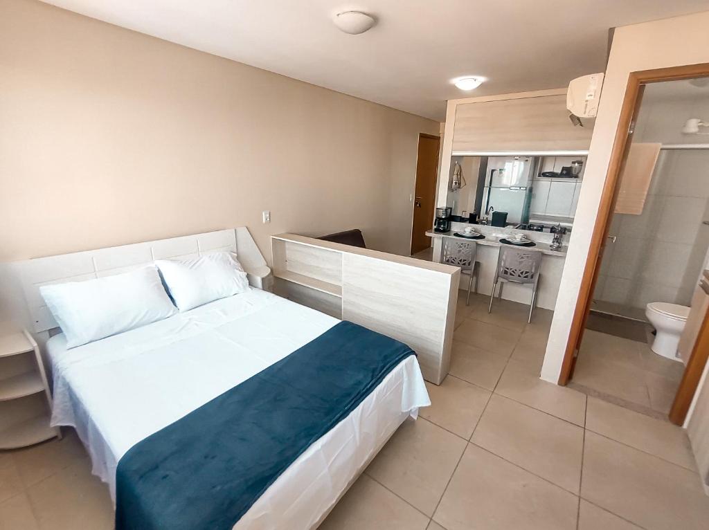 Giường trong phòng chung tại Flat 26º andar com vista para o mar- Próximo ao shopping e à praia