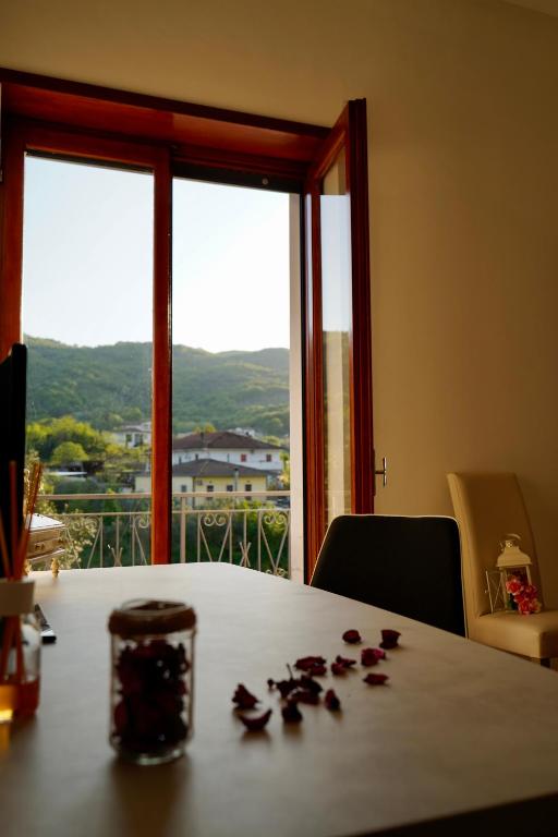 Výhľad na hory alebo výhľad na hory priamo z of the bed and breakfast