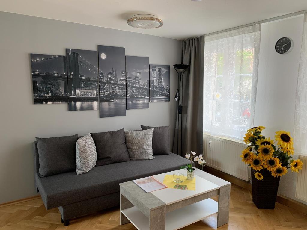 ein Wohnzimmer mit einem Sofa und einem Tisch in der Unterkunft Ferienwohnung Nikolaiblick in Jüterbog