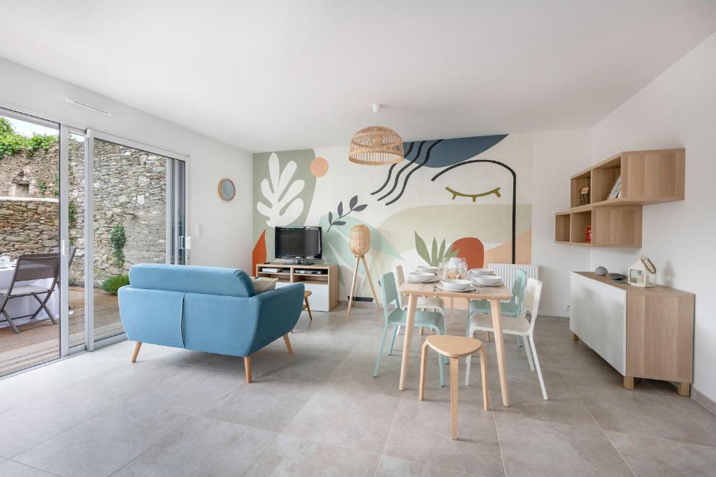 un salon avec un canapé bleu et une table dans l'établissement Maison pour 6 personnes à Saint Michel Chef Chef, à Saint-Michel-Chef-Chef