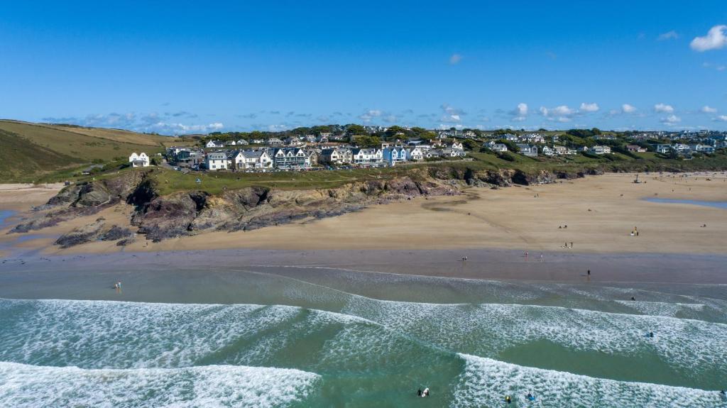 una vista aérea de una playa con casas en Polzeath Beach House en Polzeath