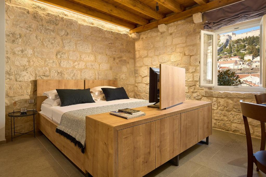 Postel nebo postele na pokoji v ubytování History Hvar Design Heritage Suites